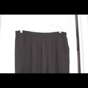 Thin, black cargo pants with 4 pockets and elastic